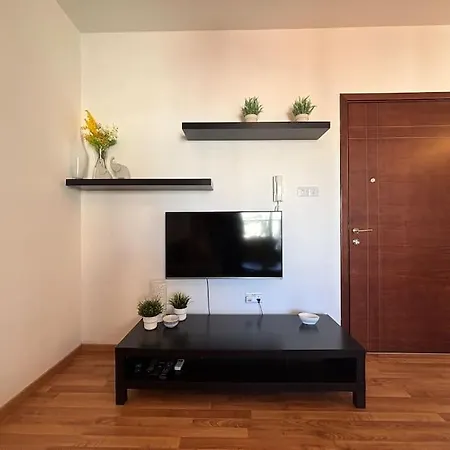 One Bedroom Flat In * ニコシア