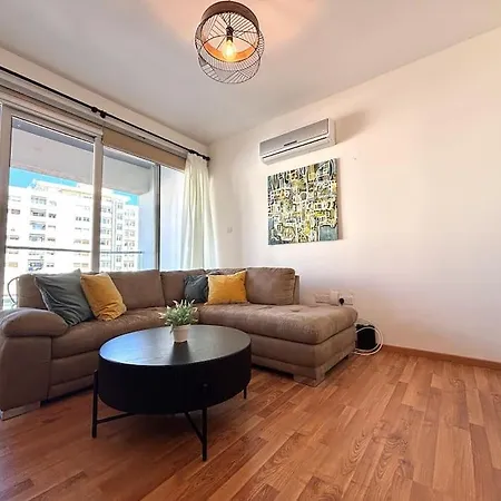 One Bedroom Flat In ニコシア